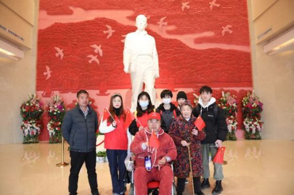 长理“红色使者”翻译团:带外国友人感悟雷锋精神 长理“红色使者”翻译团:带外国友人感悟雷锋精神